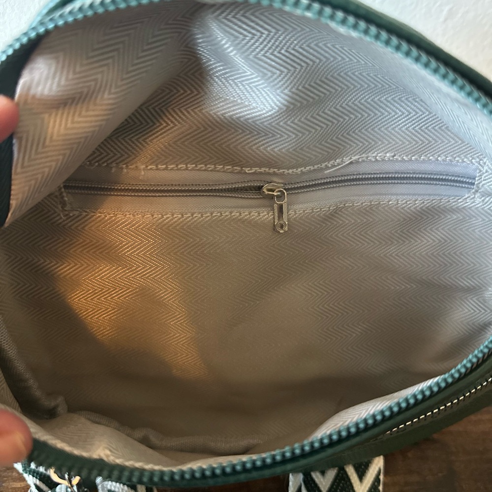 Women’s Hunter Green Crossbody or Waist Bag Faux Pebbled Leather NWT - Picture 6 of 6